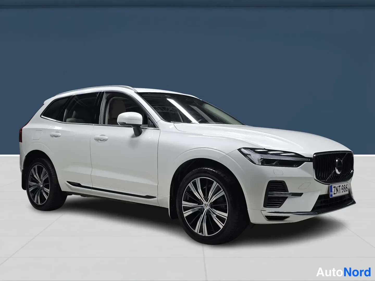 Valkoinen Volvo XC60 2022, etuviisto, keula oikealle, kuva 2