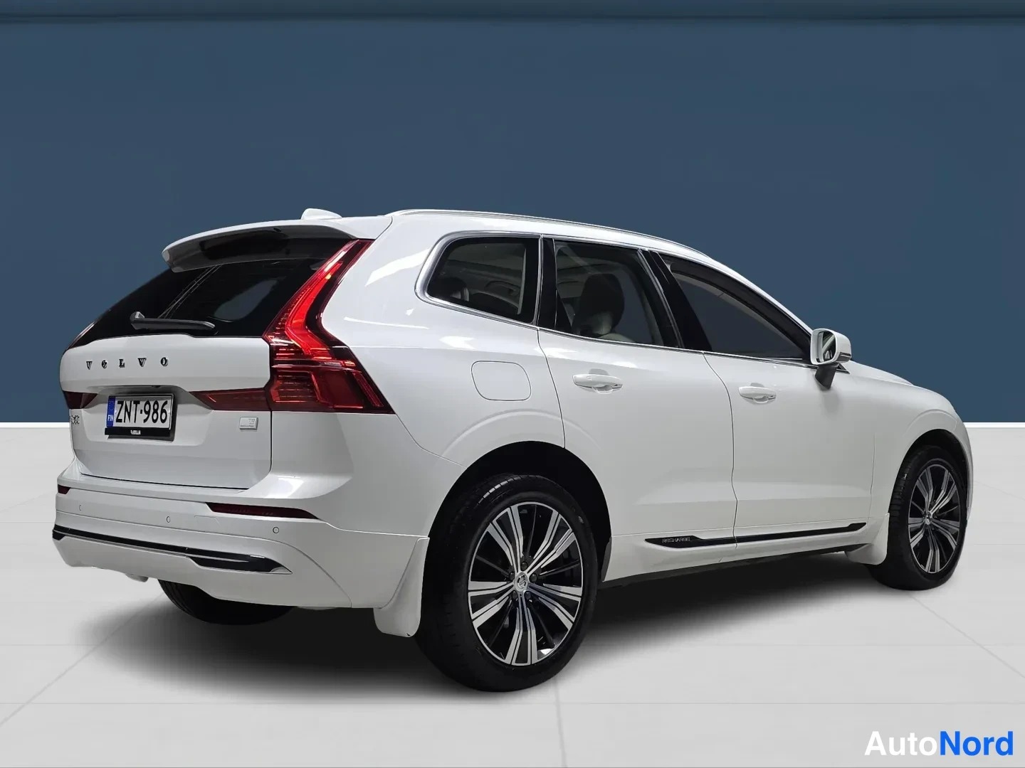 Valkoinen Volvo XC60 2022, takaviisto, kuva 5