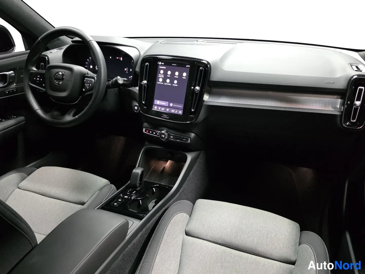 Grey Volvo XC40 2026, front three-quarter, nose to the left, photo 2