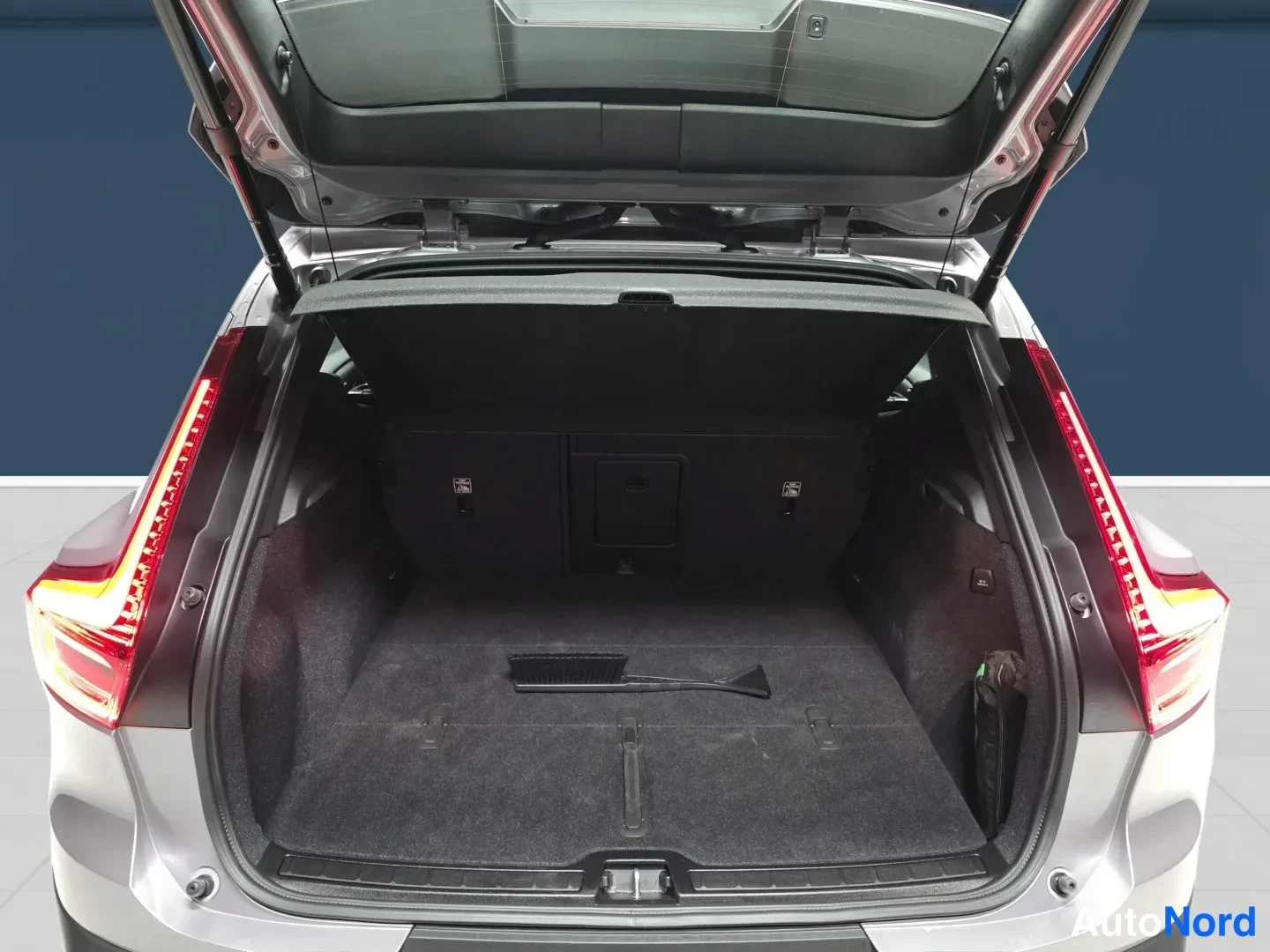 Grey Volvo XC40 2026, rear, photo 7