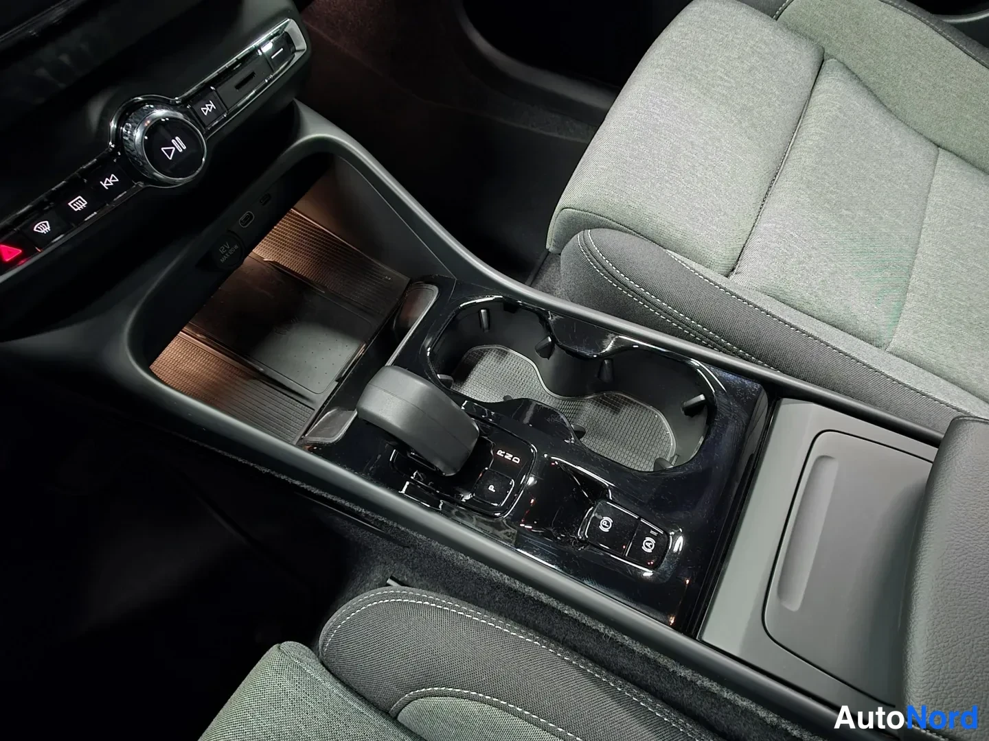 Grey Volvo XC40 2026, photo 13