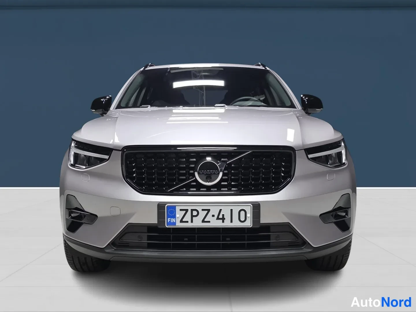 Grey Volvo XC40 2026, front three-quarter, nose to the right, photo 3