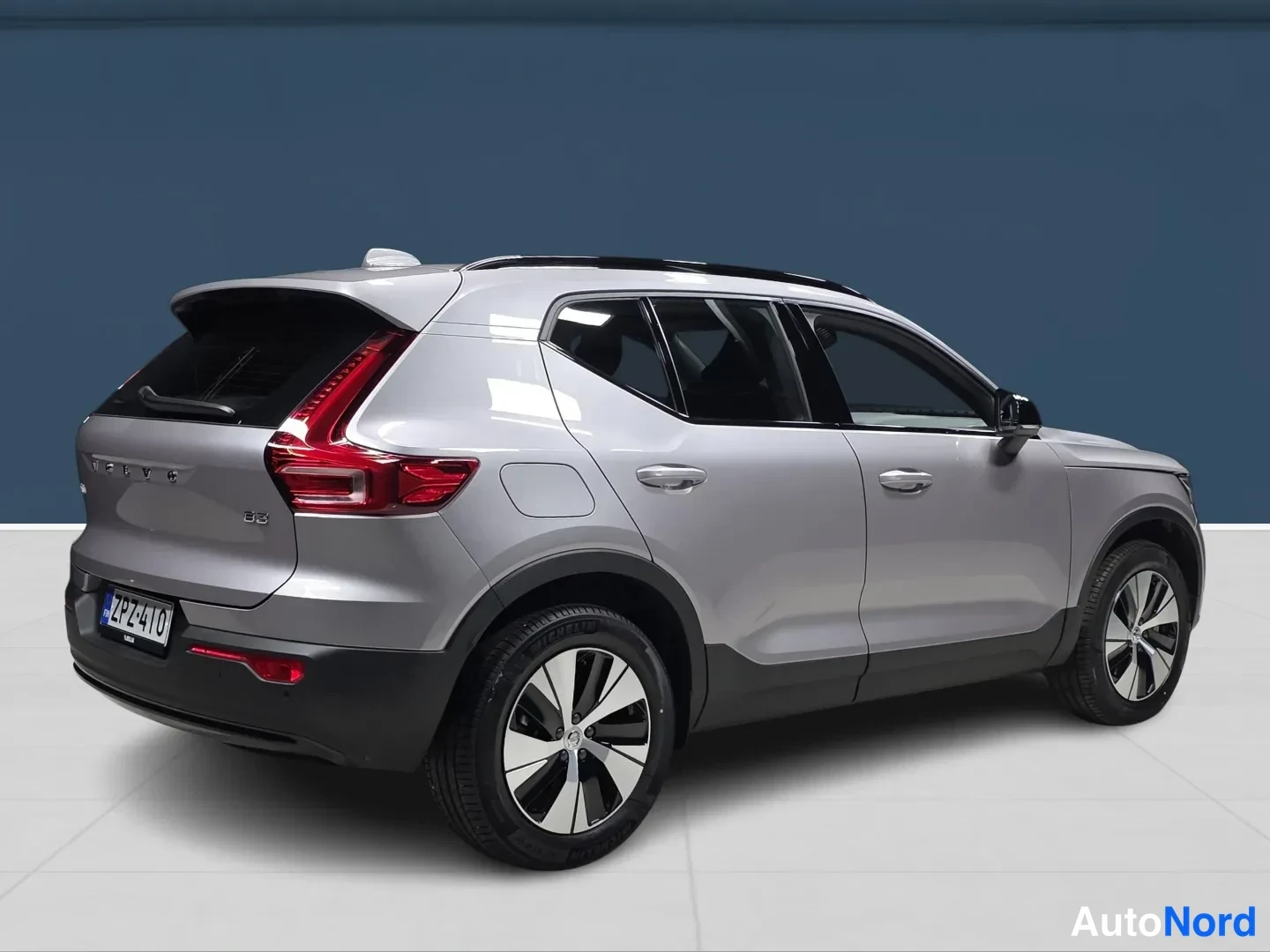 Grey Volvo XC40 2026, rear three-quarter, photo 4
