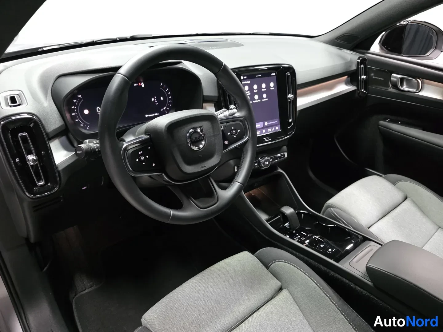 Grey Volvo XC40 2026, photo 9