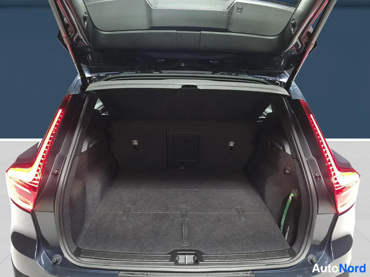Blue Volvo XC40 2026, rear, photo 7