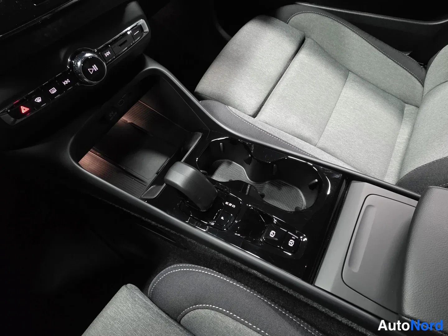 Blue Volvo XC40 2026, photo 14