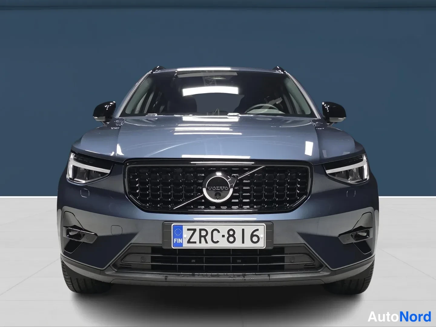 Blue Volvo XC40 2026, front, photo 3