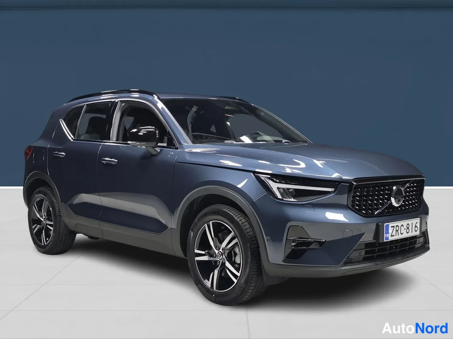 Blue Volvo XC40 2026, front three-quarter, nose to the right, photo 2