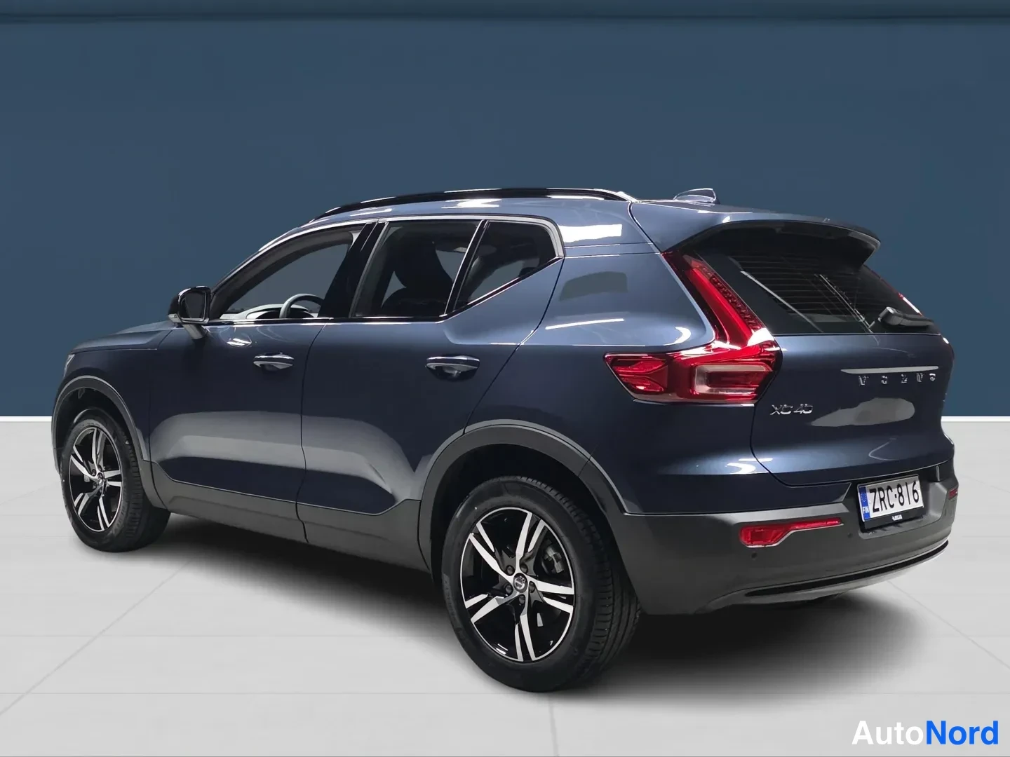Blue Volvo XC40 2026, rear three-quarter, photo 5