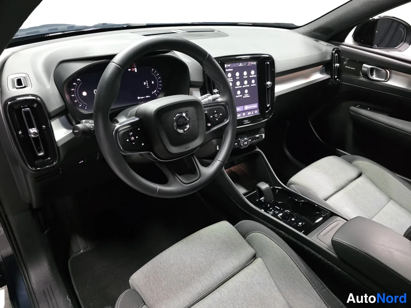 Blue Volvo XC40 2026, photo 9