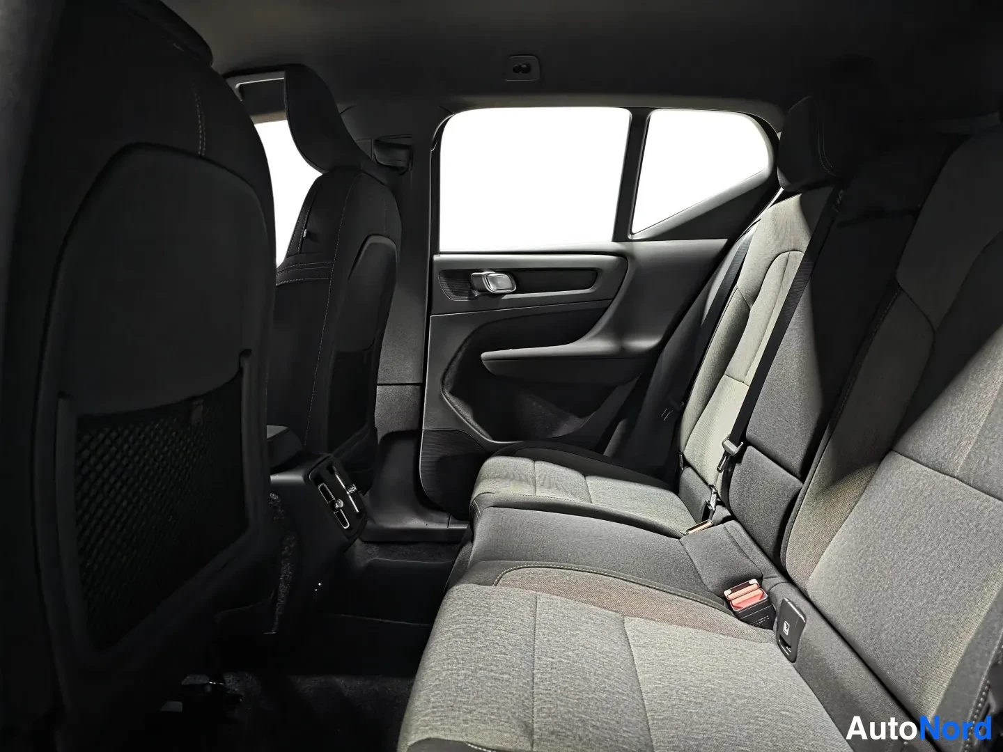 Blue Volvo XC40 2026, photo 10