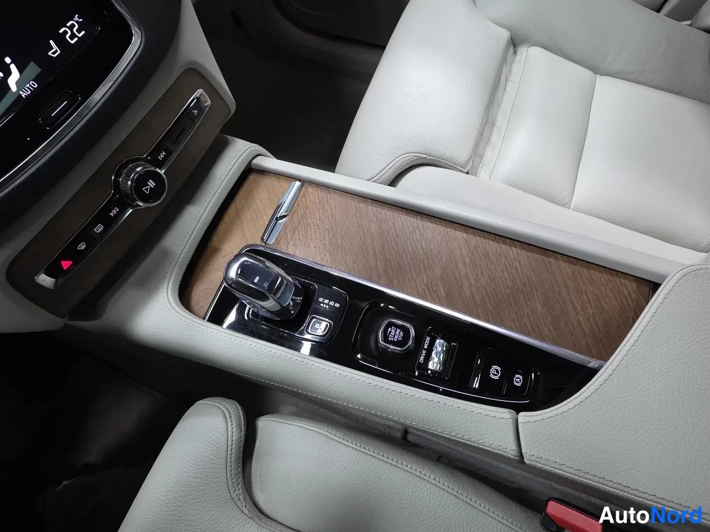 White Volvo XC90 2019, photo 19