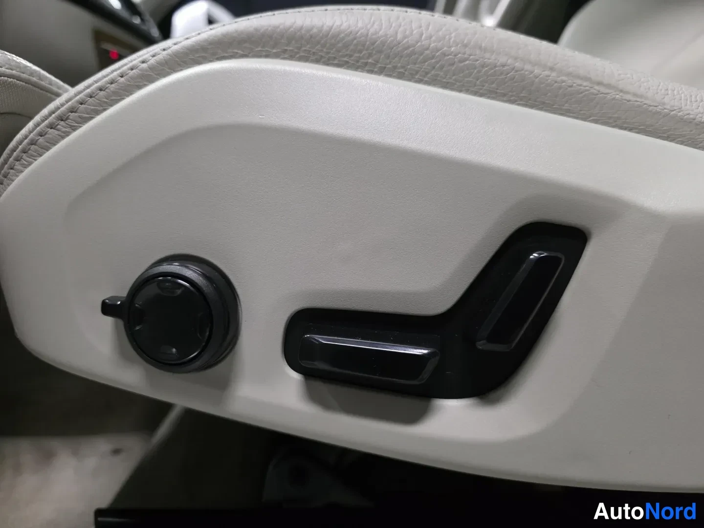 White Volvo XC90 2019, detail, photo 10