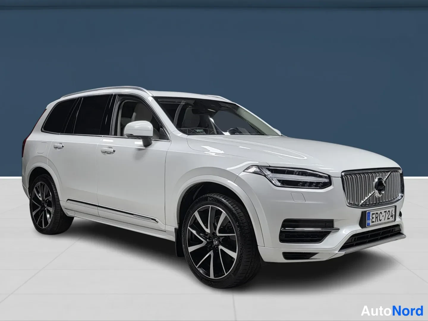 White Volvo XC90 2019, front three-quarter, nose to the right, photo 2