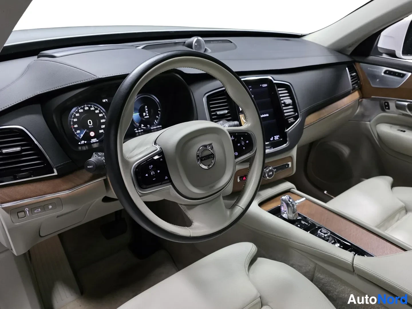 White Volvo XC90 2019, photo 13