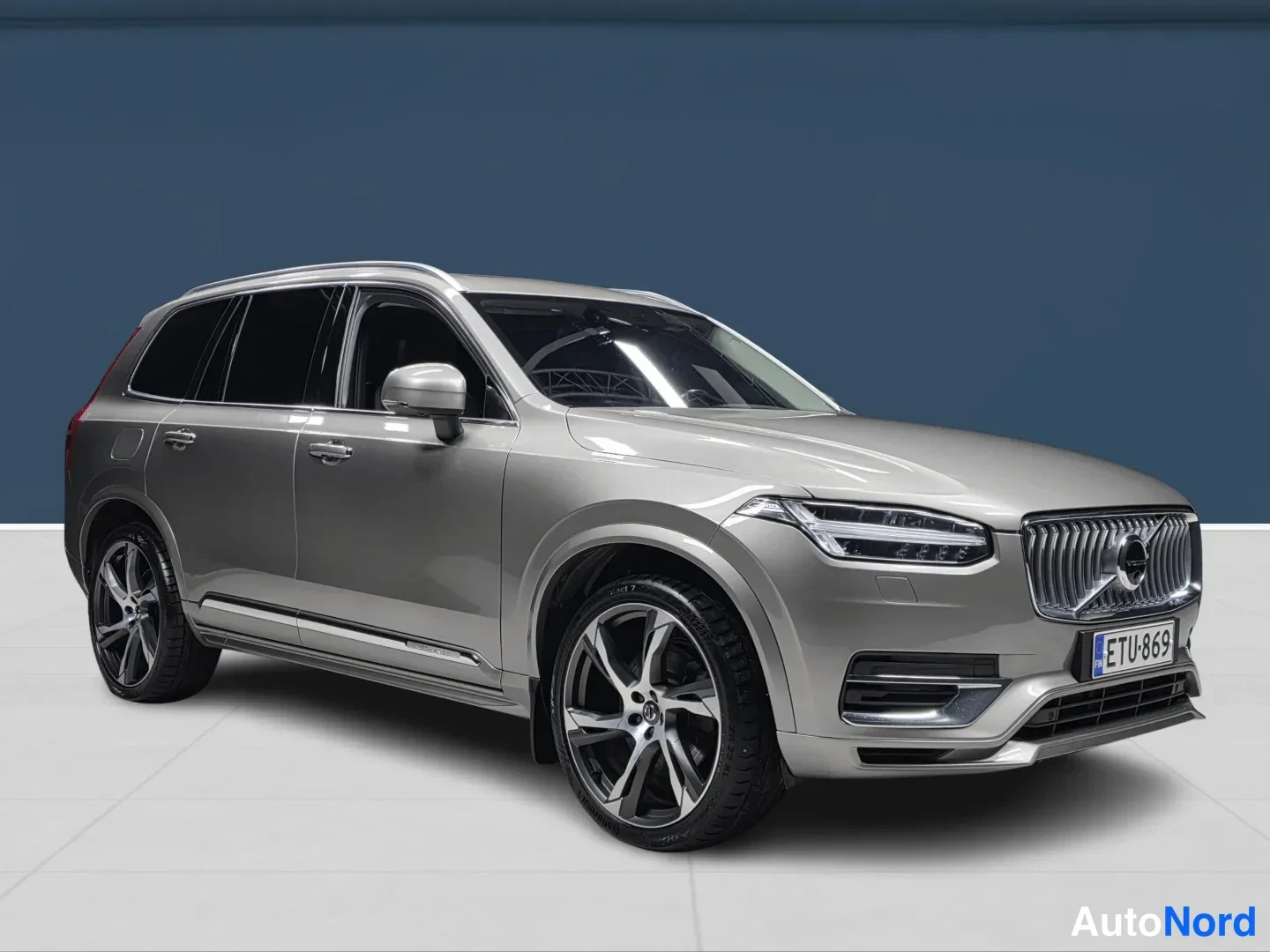 Grey Volvo XC90 2022, front three-quarter, nose to the right, photo 2