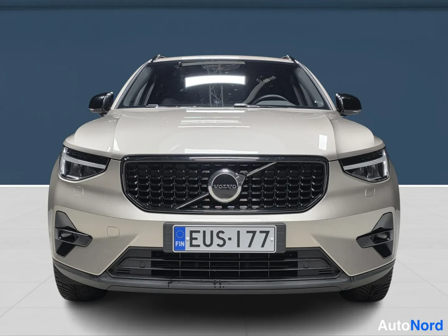 Brown Volvo XC40 2024, front, photo 4