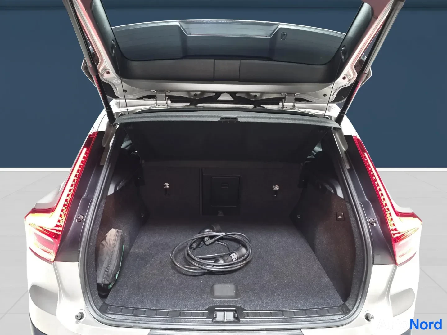 Brown Volvo XC40 2024, rear, photo 8