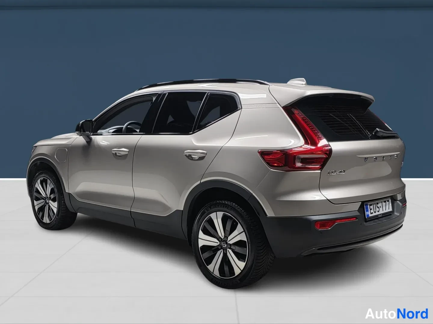 Brown Volvo XC40 2024, rear three-quarter, photo 6