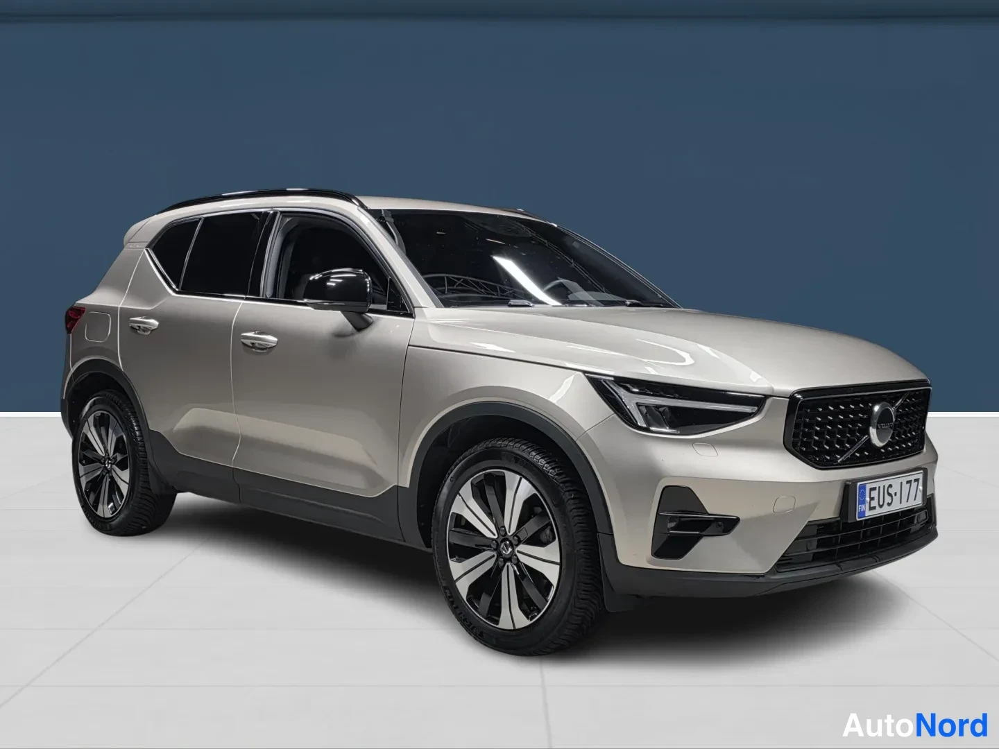 Brown Volvo XC40 2024, front three-quarter, nose to the right, photo 3