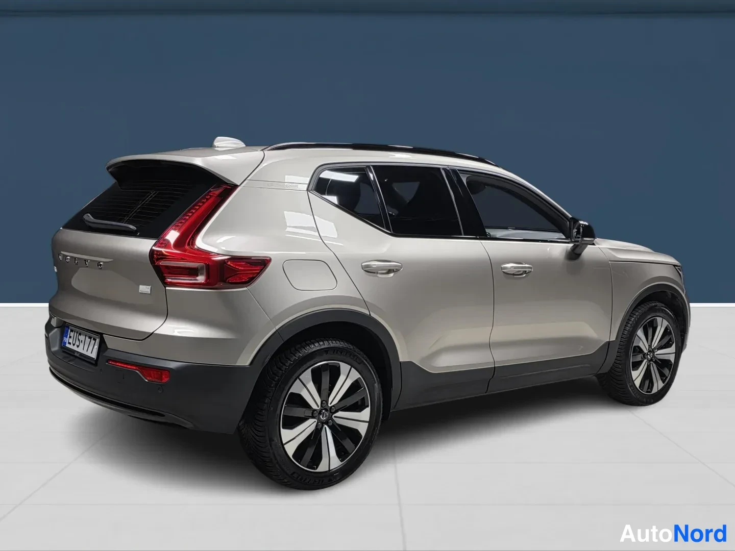 Brown Volvo XC40 2024, rear three-quarter, photo 5