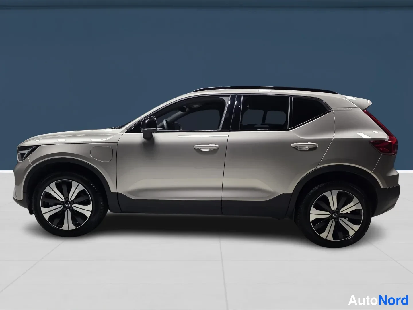 Brown Volvo XC40 2024, front three-quarter, nose to the left, photo 2