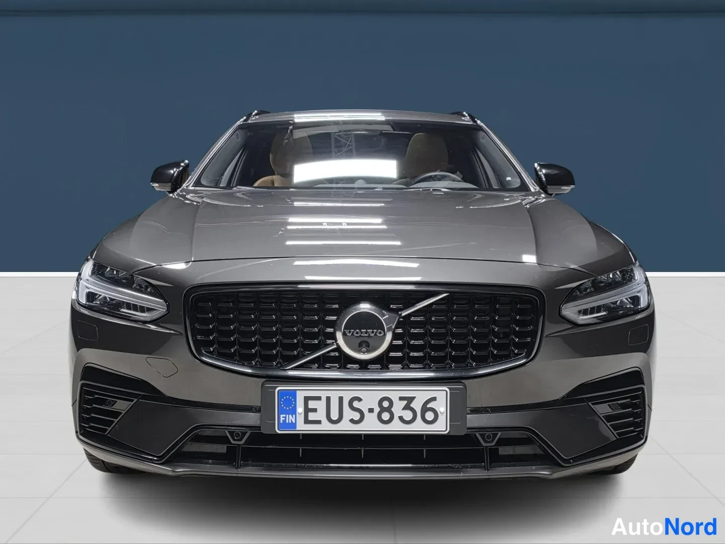 Grey Volvo V90 2024, front, photo 3