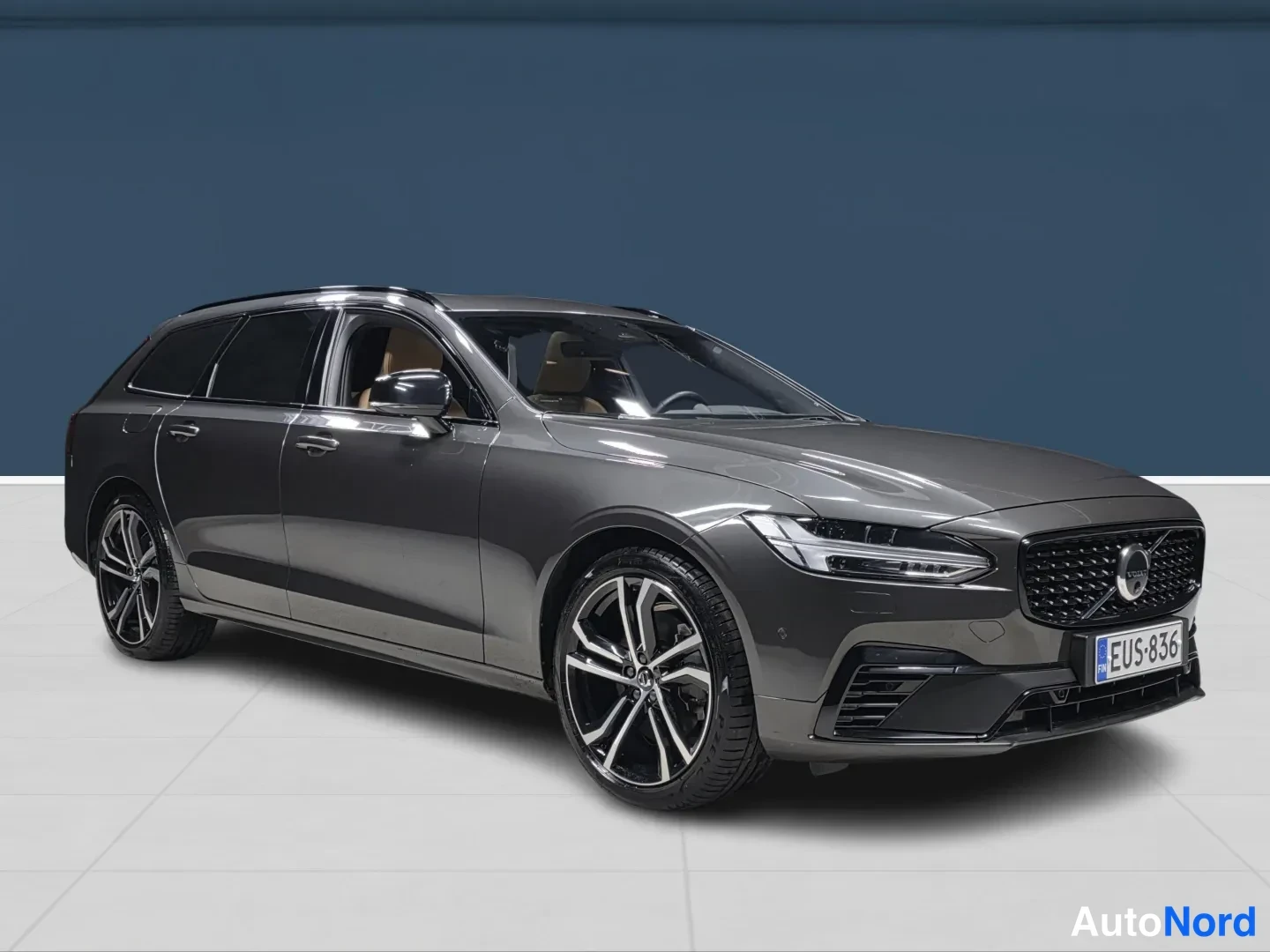 Grey Volvo V90 2024, front three-quarter, nose to the right, photo 2