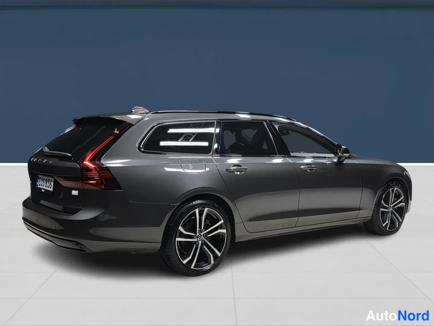 Grey Volvo V90 2024, rear three-quarter, photo 4