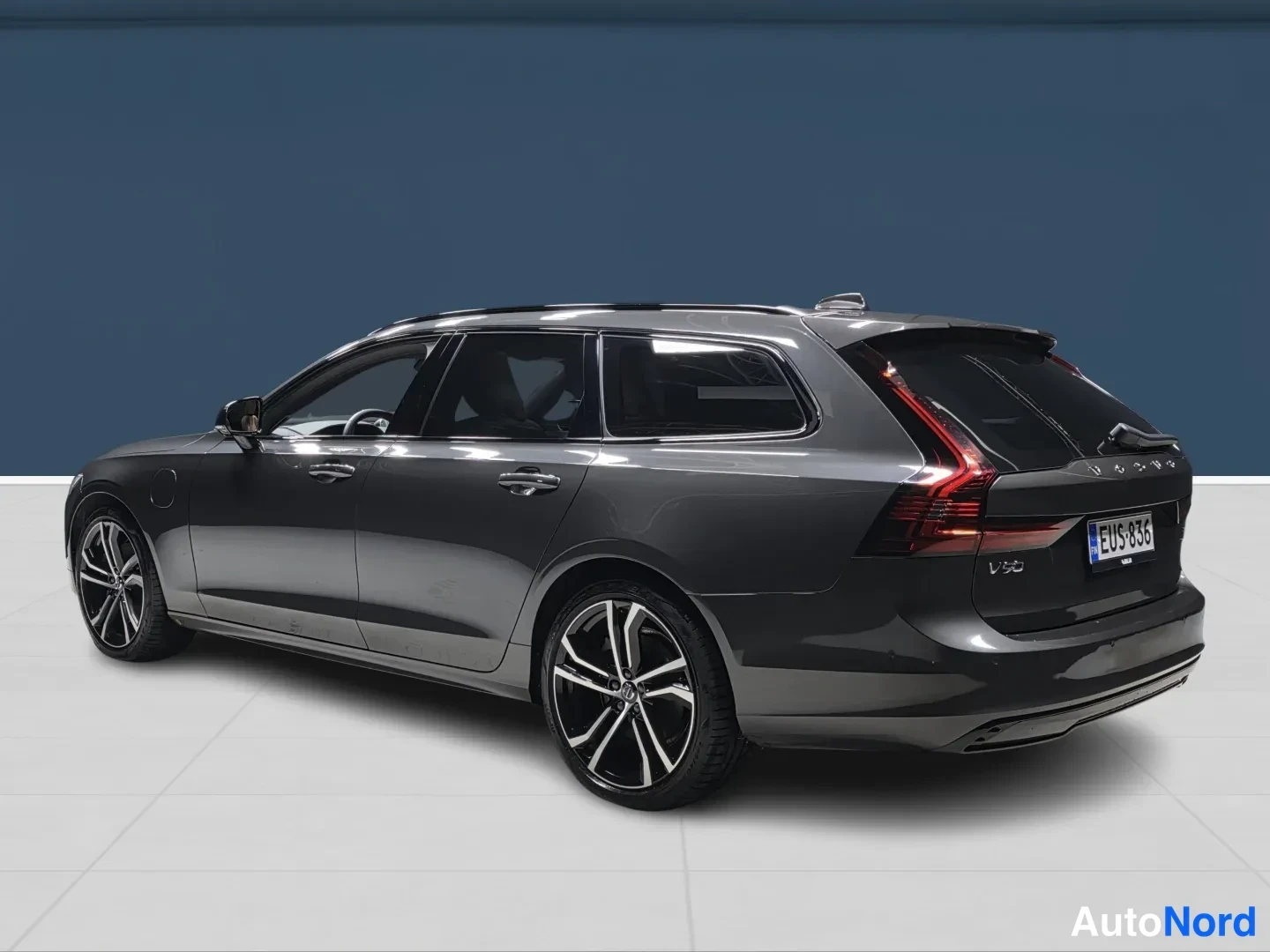 Grey Volvo V90 2024, rear three-quarter, photo 5