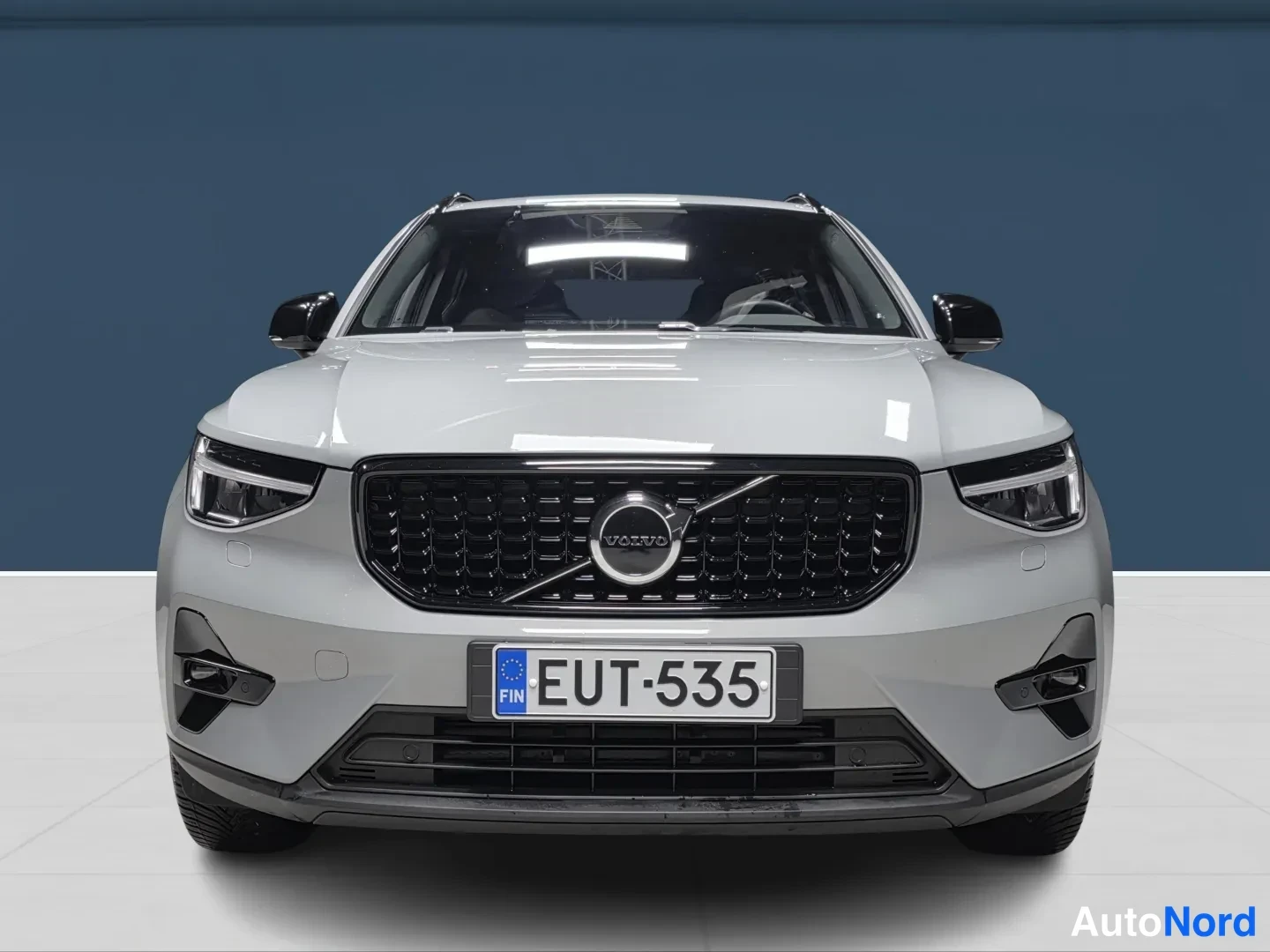 Grey Volvo XC40 2024, front, photo 3