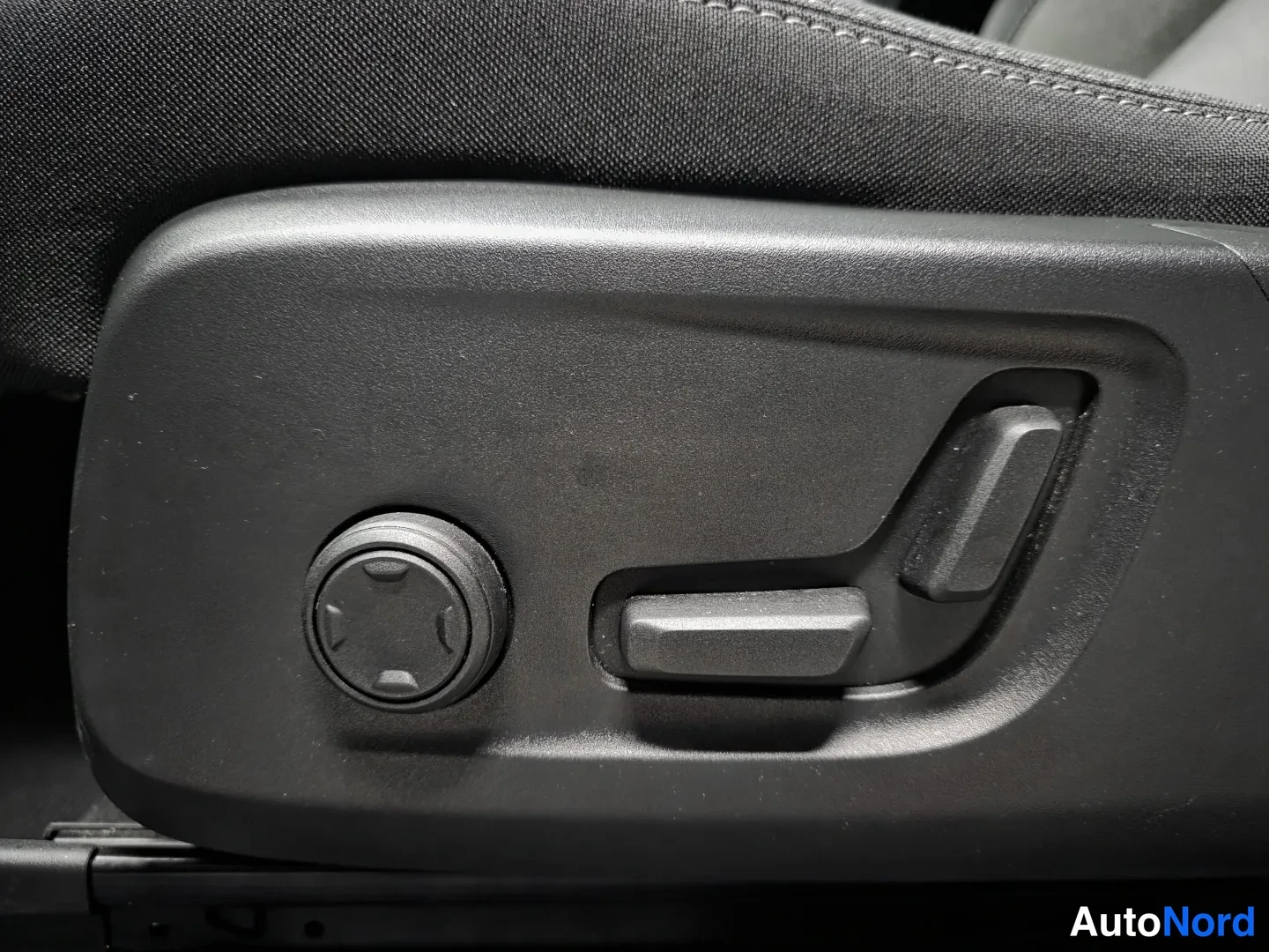 Grey Volvo XC40 2024, photo 15