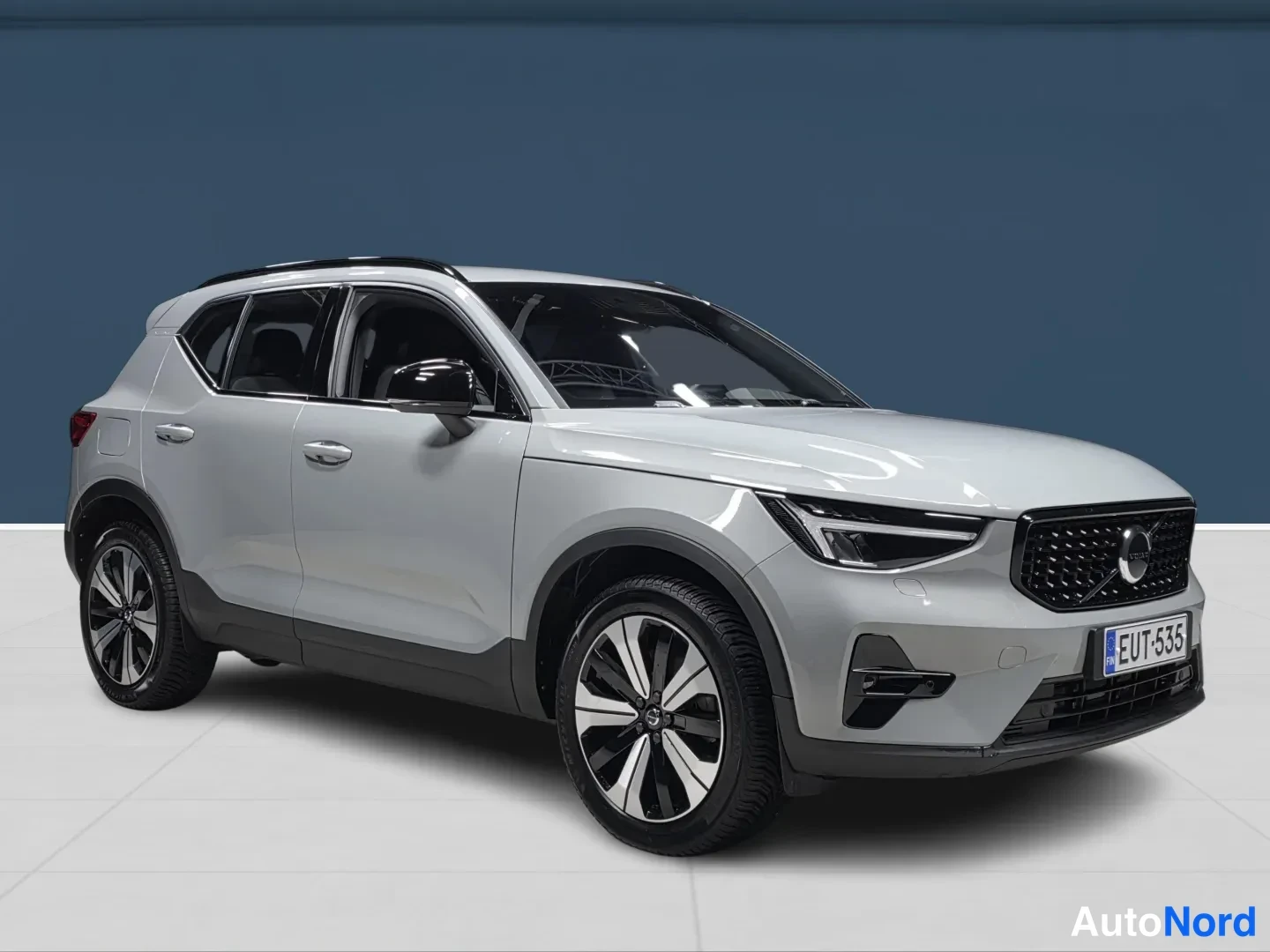 Grey Volvo XC40 2024, front three-quarter, nose to the right, photo 2