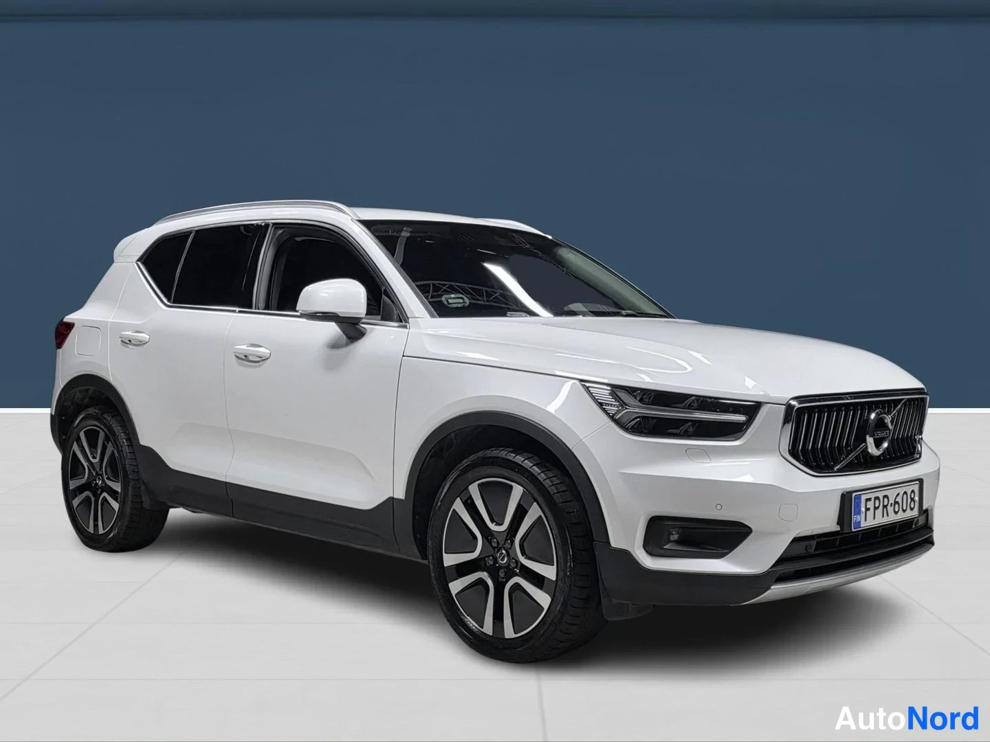 White Volvo XC40 2021, front three-quarter, nose to the right, photo 2