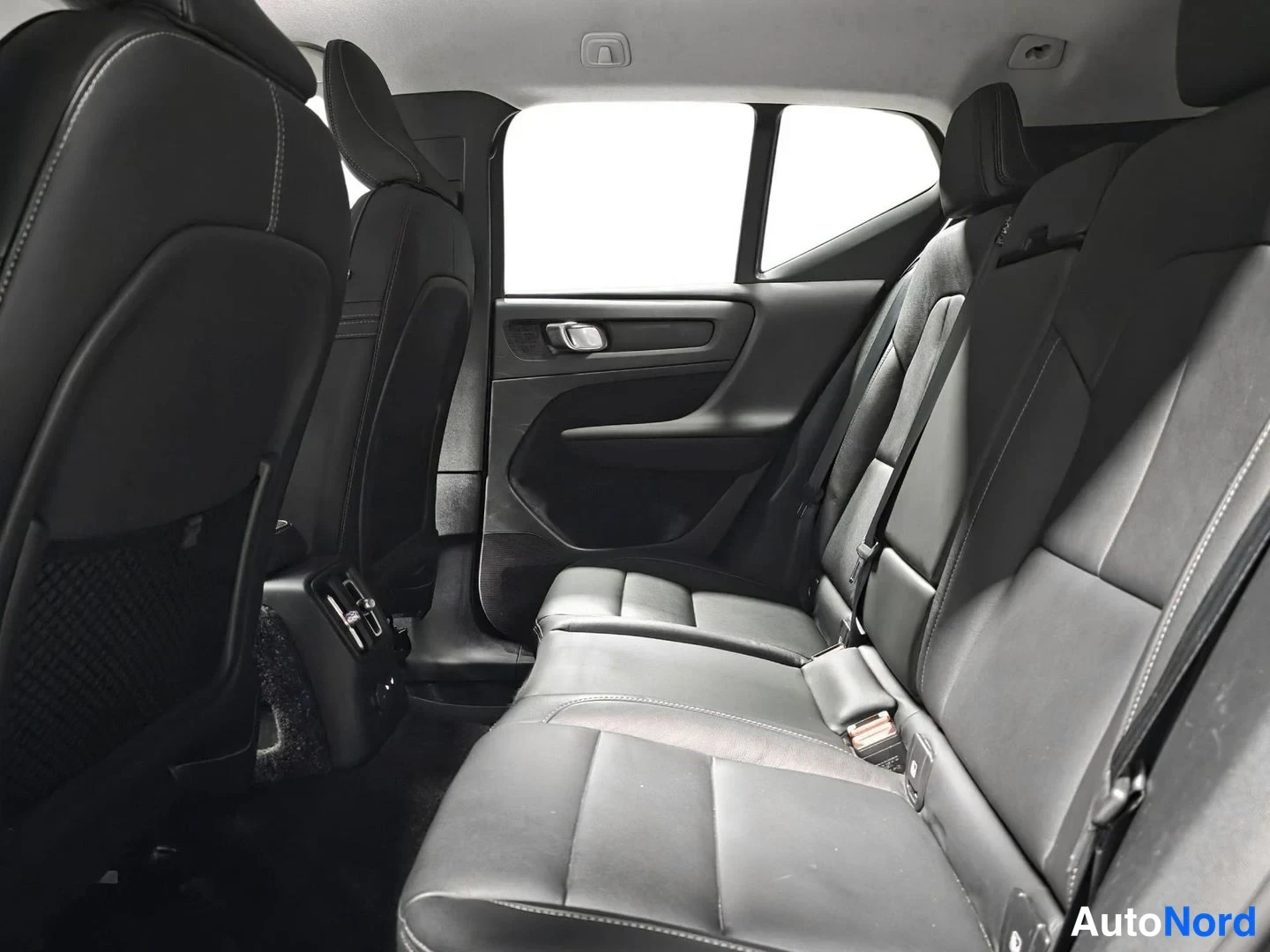White Volvo XC40 2021, photo 9