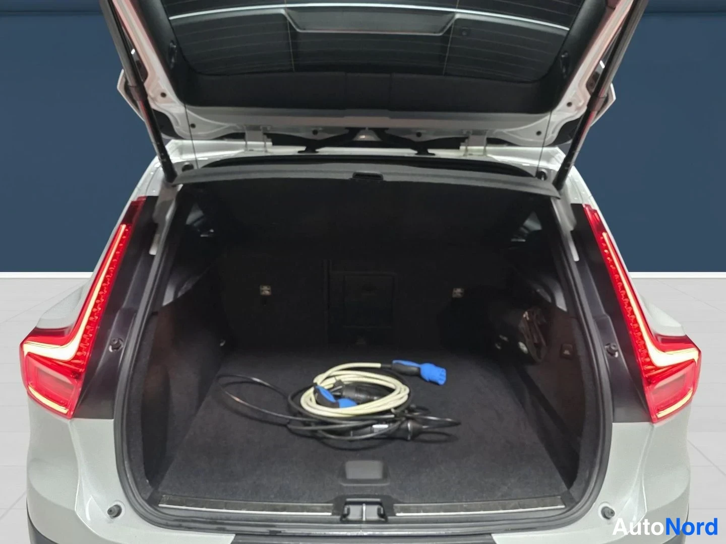 White Volvo XC40 2021, photo 11