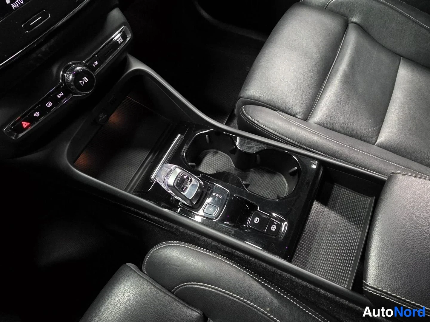 White Volvo XC40 2021, photo 15