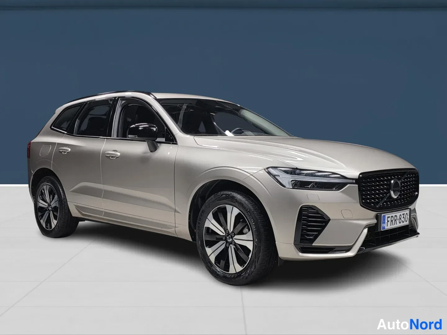 Ruskea Volvo XC60 2025, etuviisto, keula oikealle, kuva 2