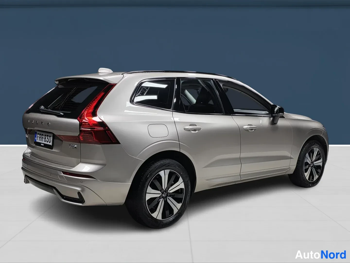 Ruskea Volvo XC60 2025, takaviisto, kuva 4