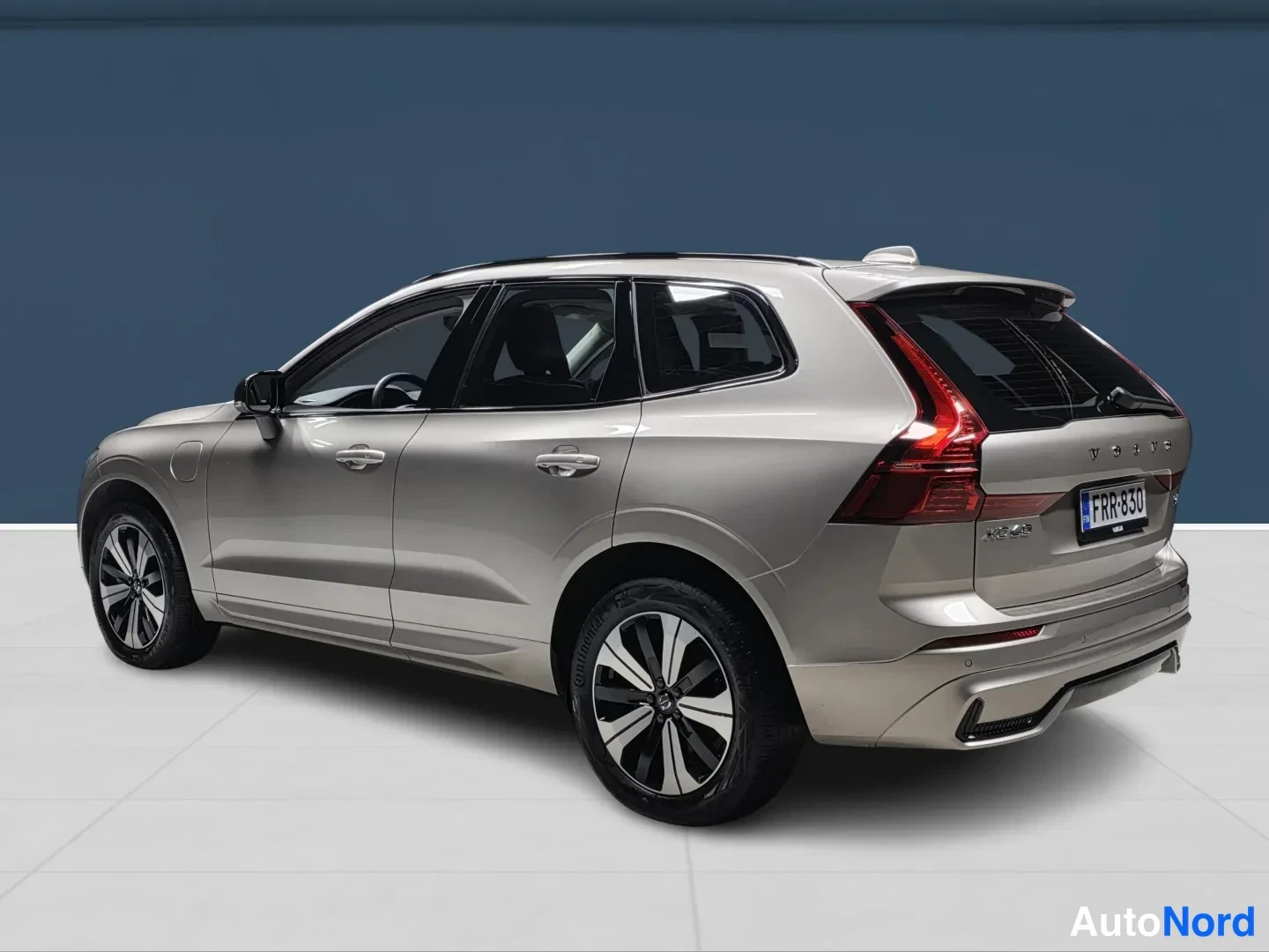 Ruskea Volvo XC60 2025, takaviisto, kuva 5