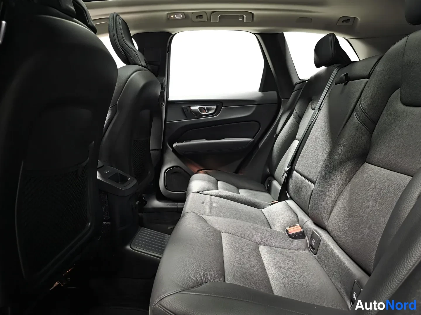 Ruskea Volvo XC60 2025, kuva 10