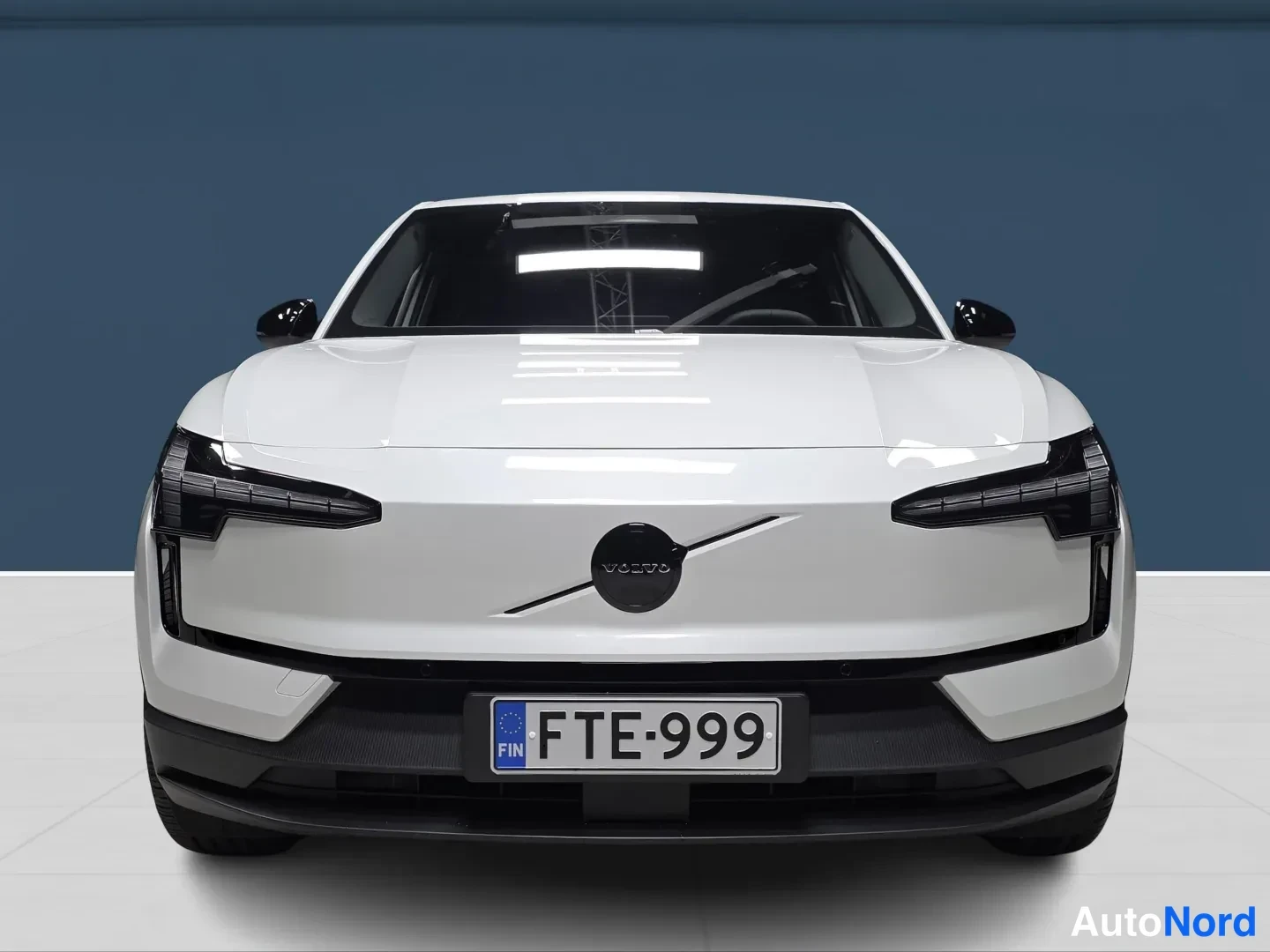 Valkoinen Volvo EX30 2026, edestä, kuva 3