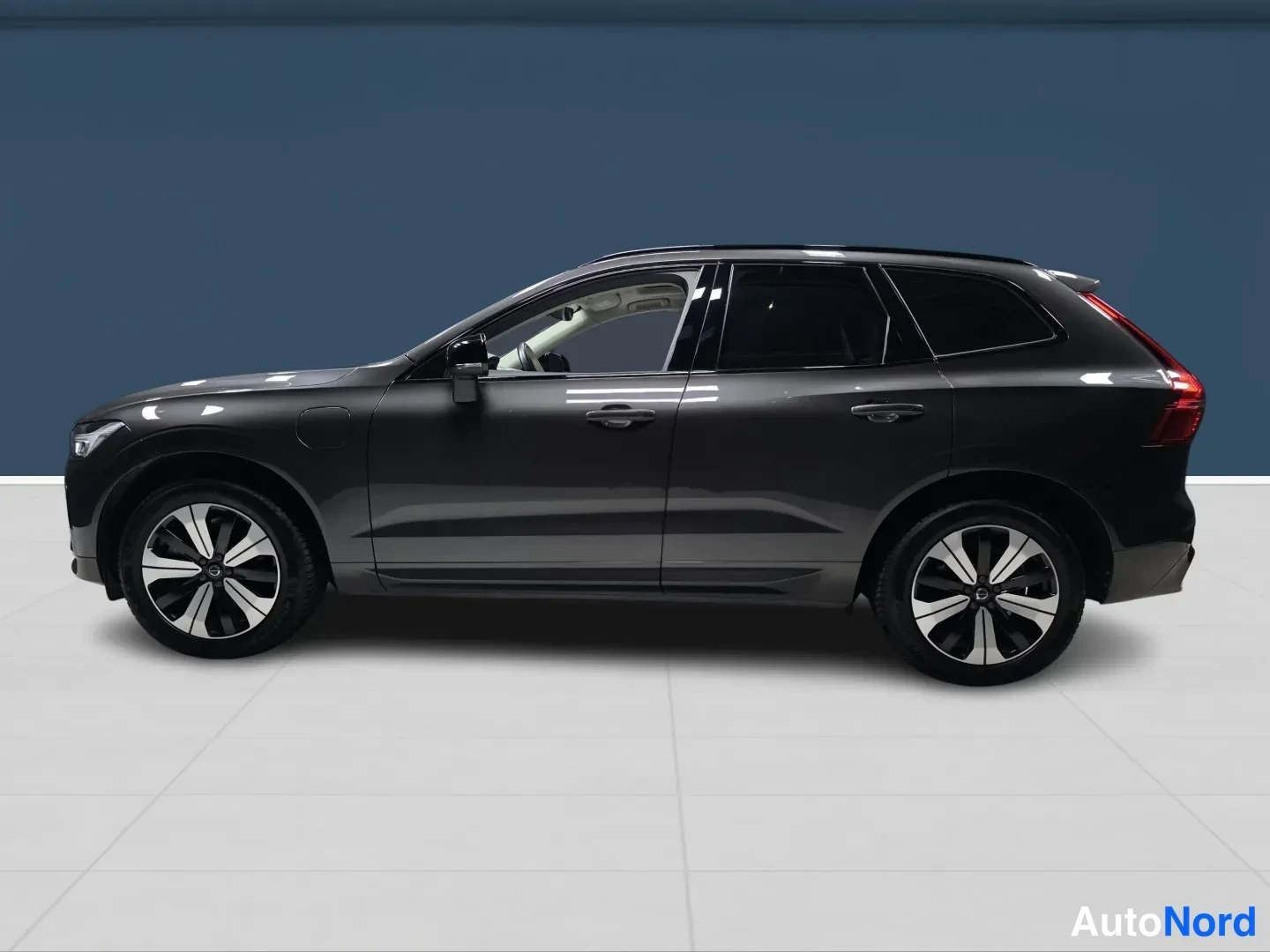 Harmaa Volvo XC60 2024, sivulta, kuva 5