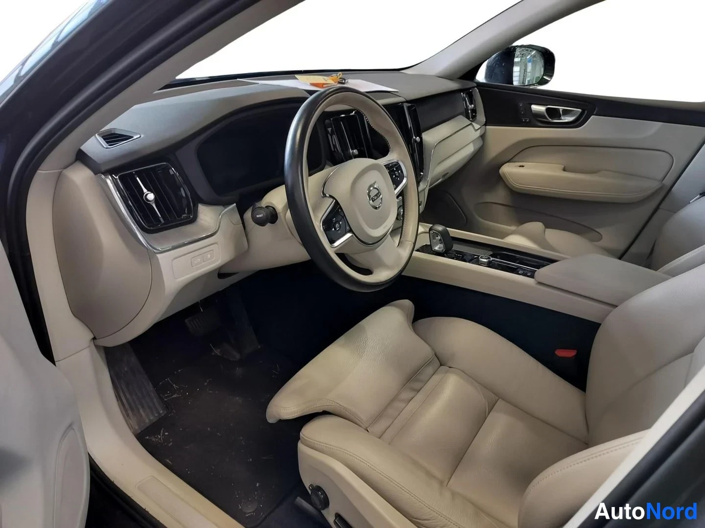 Grey Volvo XC60 2024, photo 4