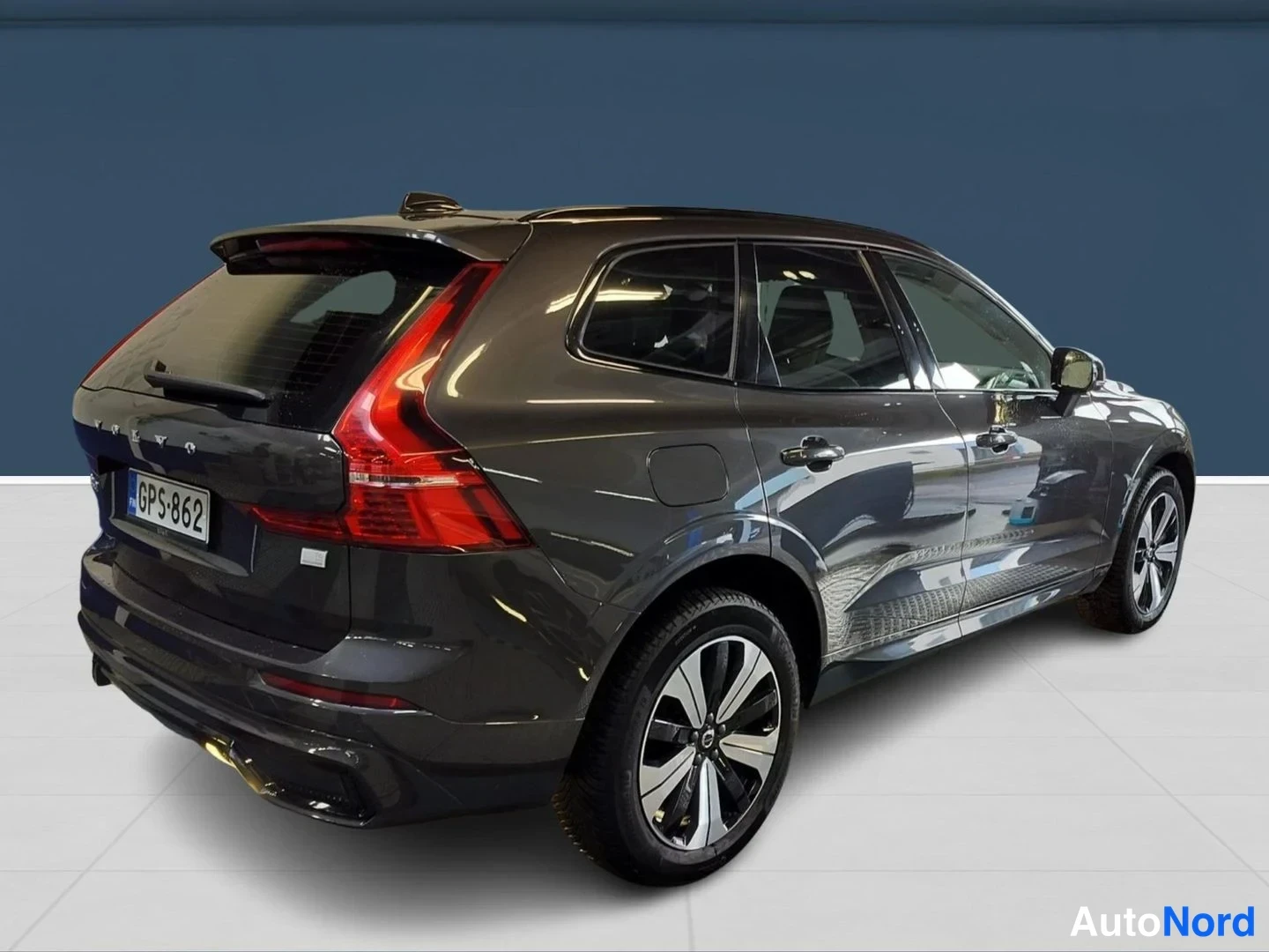 Grey Volvo XC60 2024, rear three-quarter, photo 3