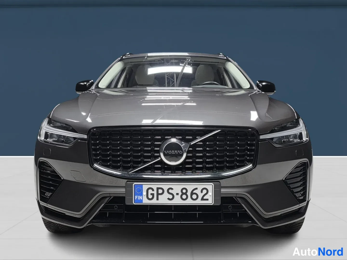 Harmaa Volvo XC60 2024, edestä, kuva 4