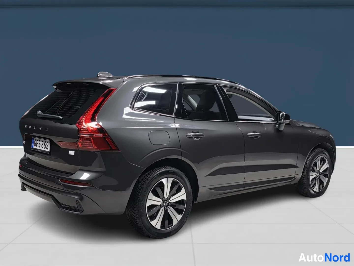 Harmaa Volvo XC60 2024, takaviisto, kuva 6