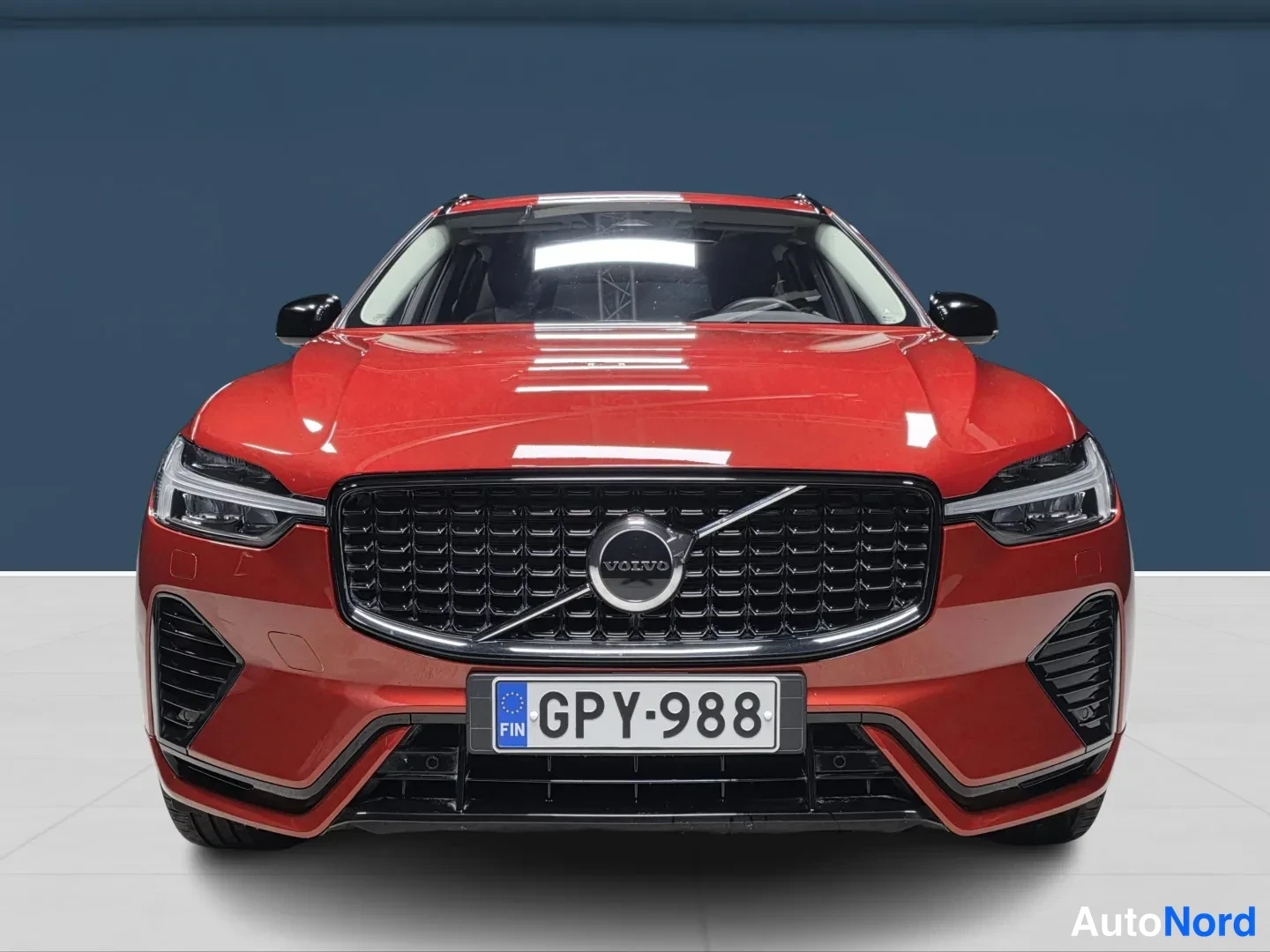 Punainen Volvo XC60 2025, edestä, kuva 3