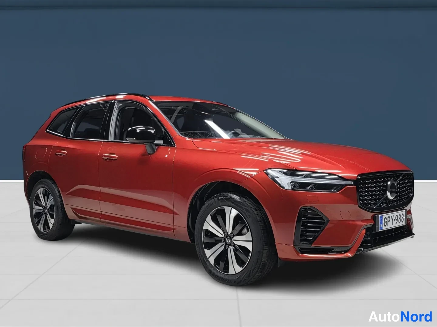 Punainen Volvo XC60 2025, etuviisto, keula oikealle, kuva 2