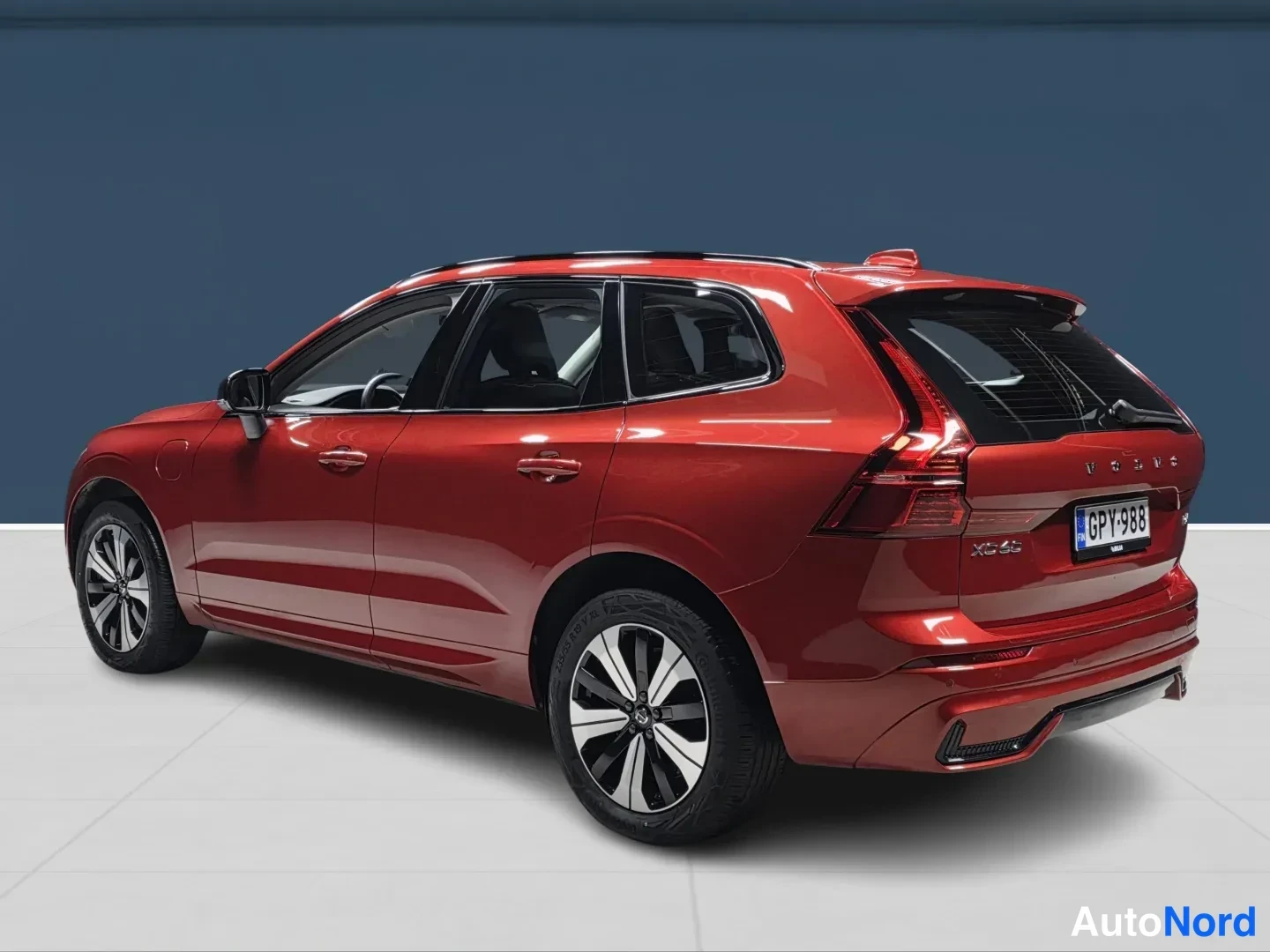 Punainen Volvo XC60 2025, takaviisto, kuva 5